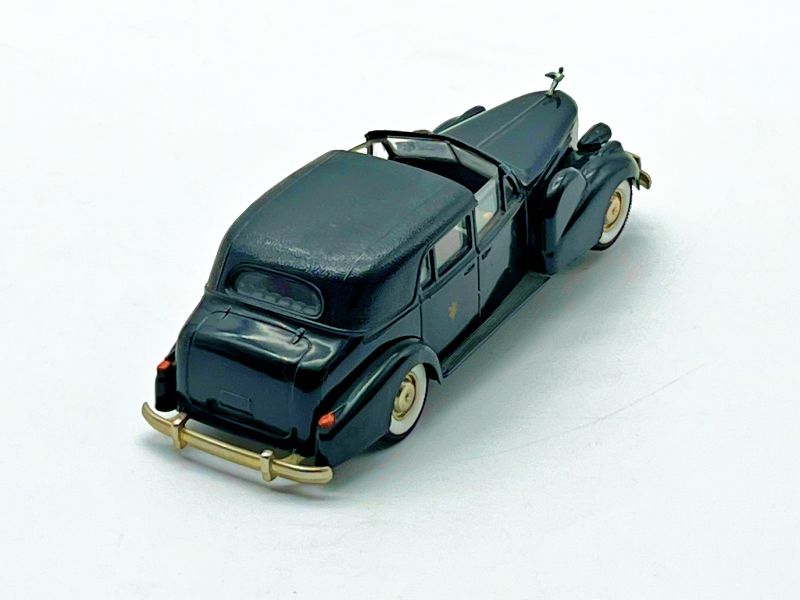 V101 - CADILLAC V8 LANDAU NERO PAPA PIO XII CON FIGURINI